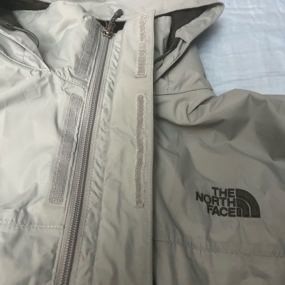 North Face wind breaker - Picture 2 of 4